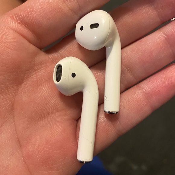 Apple Airpods (2nd Generation) - Picture 2 of 5